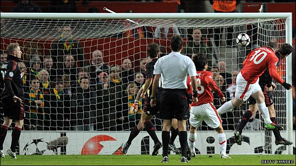 Wayne Rooney puts Manchester United ahead