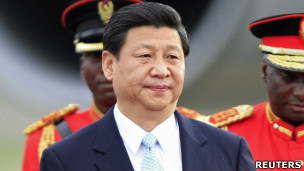 习近平在达累斯萨拉姆机场（24/3/2013）