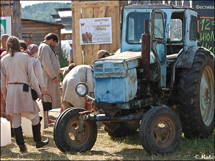 Этот трактор немного странно смотрелся в средневековом антураже