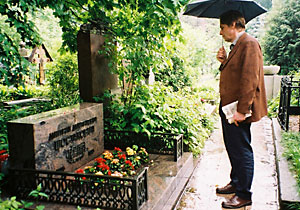 Stephen Johnson at grave of Shostakovich