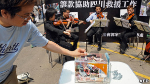 一名香港民众捐款支持汶川地震救灾工作（2008年资料图片）