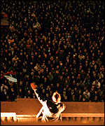 Vojislav Koštunica se jako vítěz voleb prohlásil jugoslávský prezidentem