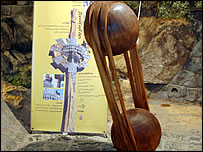 مجسمه چوبی