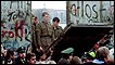 Soldados na Alemanha Oriental observam derrubada do muro em 1989