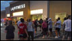 Tumulto do lado de fora da academia LA Fitness. Foto: Joe Appel / Tribune Review