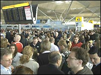 Stanstead Havaalanı'nda yolcular
