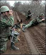 Srbští vojáci sledují situaci na hranicích