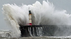 Olas rompiendo en un faro