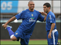 Ronaldo e Ricardinho durante treino na Croácia