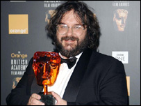 Yönetmen Peter Jackson BAFTA ödülü ile gazetecilere poz veriyor