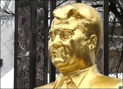 Niyazov'un büstü