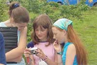 Rosie, ar y dde, a dwy o'i ffrindiau ar y daith