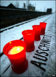 Svíčky zapálené na nádraží v Berlíně na památku obětí holocaustu