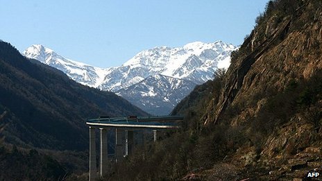 穿越苏萨谷的高速公路