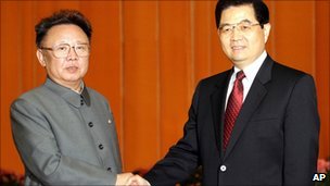 Kim Jong-il and Hu Jintao shake hands in Beijing (18 January 2006)
