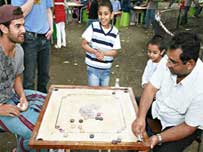 Playing carrom