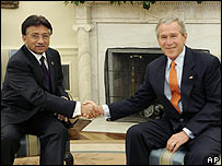 O presidente dos Estados Unidos, George W. Bush, e o presidente do Paquistão, Pervez Musharraf