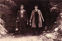 John Williams (chwith) a'i bartner Huw Edwards tu allan i Lefel Fawr y Clogau tua 1950-60