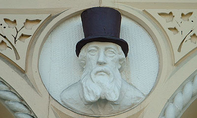 Sculpture showing Tanky Smith in his top hat 
