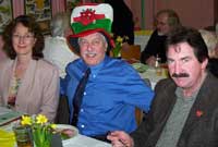 Digonedd wrth y byrddau