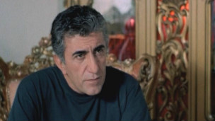 رضا کیانیان در نمایی از فیلم بوی کافور، عطر یاس ساخته بهمن فرمان آرا