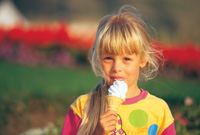 Merch yn bwyta hufen iâ, © Bwrdd Croeso Cymru