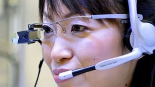 Spectacles that transmit sub-titles direct to the eye