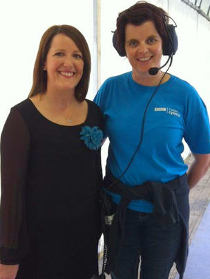 Nia Lloyd Jones gefn llwyfan gyda Rhian Jones