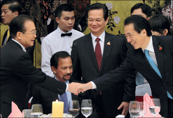 Thủ tướng Việt Nam Nguyễn Tấn Dũng mời hai thủ tướng Trung Quốc và Nhật Bản bắt tay