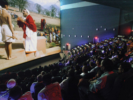 Giant-screen theatre