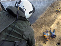 Korban tsunami menunggu kiriman bantuan