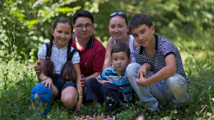 Жансая акаси, укаси ва ота-онаси билан яшайди