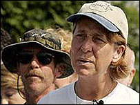 Bush'un Teksas'taki çiftliğinin önünde eylem yapan, oğlu Irak'ta ölen Amerikalı Cindy Sheehan 
