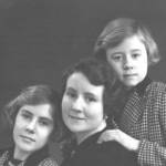 Anne, her mother Dorothy and sister Gillian at the outbreak of War.