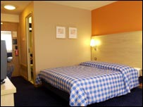 travelodgebedroom2.jpg