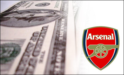 Montaje del escudo del Arsenal sobre billetes de dólar