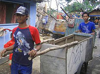 Thiếu niên Indonesia tham gia lao động