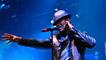 Neyo on the main stage