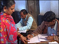 मतदान करती एक महिला (फ़ाइल फ़ोटो)