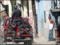 tropas patrulham cidade