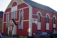 Capel yn awr yn siop yng nghanol Llanberis