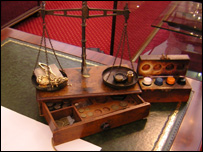 device to weigh gold