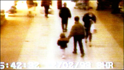 Inglaterra: En 1993, dos niños de 10 años secuestraron y mataron a un menor de 2 años. La imagen de video conmocionó al mundo