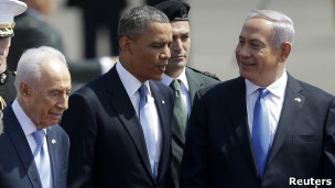 Obama yakirwa na Shimon Perez (i bubamfu) na Benjamin Netanyahu (i buryo)