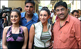 Amisha, Akshay, Karisma & Suneel Darshan