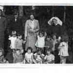 Children evacuated from the Cynthia Mosley Day Nursery arriving at Munstead House, Godalming, home of General Freyburg in September 1939. General Freyburg’s wife is third from left, wearing a grey suit and Edwin Pearson is holding her hand. The Nursery’s Matron is on the right of the photograph.