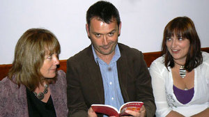 Bethan Gwanas, ar y chwith, noson cyhoeddi 'Tinboethach'.