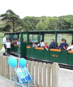 Y trên bach sy'n mynd o amgylch y Maes