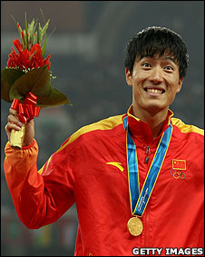 刘翔在广州亚运男子110米跨栏决赛颁奖礼上（24/11/2010）