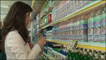 Desempregada faz compras no supermercado